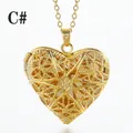Prachtige gouden hart medaillon ketting met filigraan patroon op een witte achtergrond - Gouden Hartvormige Holle Stijl (C#)
