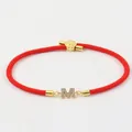 Rotes geflochtenes Armband mit vergoldetem und kristallbesetztem Buchstaben-M-Anhänger - Buchstabe A / Rot