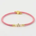 Rosa geflochtenes Armband mit goldenem Buchstaben A Anhänger und funkelnden Kristallen - Buchstabe A / Rosa