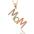 Dettaglio del ciondolo MOM placcato oro con zirconi colorati effetto arcobaleno - Lettera Mom Artistica / Oro-D361 Zirconi Multicolore
