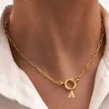 Goldene Büroklammer-Halskette mit minimalistischem A-Anhänger und rundem Federverschluss - Buchstabe A / Gold