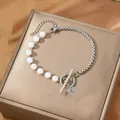 Bracciale a catena con perle argentate, ciondolo a cuore 'A' e chiusura a levetta - Bracciale Lettera A / Argento