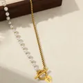 Halskette aus Goldkette und Perlen mit einem Herzanhänger und dem Buchstaben R - Buchstabe A Halskette / Gold