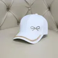 Weiße Baseballkappe mit Strass-Schleife und funkelnder verzierter Krempe für Damen - Erwachsenengröße (Verstellbar) / Weiß