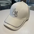 Detailansicht der cremefarbenen Baseballkappe mit Strass-Hasen und Kristallverzierung - Erwachsene, Verstellbar / Beige