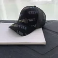 Dettaglio di motivo floreale e lettere dorate su berretto da baseball in mesh nero - Taglia Adulto (Regolabile) / Nero