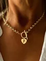 Collier doré avec pendentif cœur gravé P et fermoir OT porté par un mannequin - Couleur Or Lettre P Pendentif Cœur (P)
