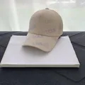 Detail der beige Trucker-Kappe mit Mesh-Rückseite und lila ICEA-Buchstabendruck - Erwachsenengröße (Verstellbar) / Beige