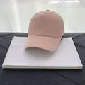 Detailansicht der rosa Netzkappe mit lila LA-Buchstabenmuster und atmungsaktivem Netzgewebe - Erwachsenengröße (Verstellbar) / Rosa