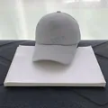 Detail der grauen Mesh-Baseballkappe mit holografischen Buchstaben und Netzstruktur - Erwachsenengröße (Verstellbar) / Grau