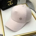 Detail van lichtroze mesh baseballpet met een met strass steentjes bezet M-logo - Verstelbaar / Roze