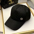 Macro-opname van strass M-logo en schaakbordtextuur op zwarte baseballpet - Verstelbaar / Zwart