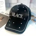 Dettaglio della scritta BLACK in strass su un cappello da baseball nero lucido - Taglia Adulto (Regolabile) / Nero
