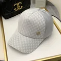 Detail van grijze dambordpet met metalen M-logo en ademend mesh materiaal - Verstelbaar / Grijs