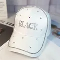 Dettaglio del cappellino bianco con scritta BLACK in strass e visiera decorata lucida - Taglia Adulto (Regolabile) / Bianco