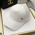 Hoogwaardige witte mesh baseballcap met schaakbordpatroon en strass M-logo detail - Verstelbaar / Wit