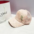Détail de la casquette rose en dentelle florale avec maille fine et broderie de fleurs 3D - Taille Adulte (Réglable) / Rose