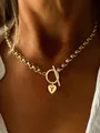 Collier doré avec pendentif cœur lettre Y et fermoir à bascule porté par modèle - Couleur Or Lettre S Pendentif Cœur (S)