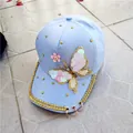 Gorra de béisbol azul claro con mariposa de cuentas, remaches y borde de strass - Adulto, Ajustable / Azul