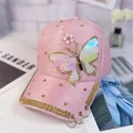 Gorra de béisbol rosa con mariposas de pedrería y anillos metálicos de moda actual - Adulto, Ajustable / Rosa