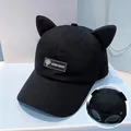 Dettaglio del berretto nero con orecchie di gatto, etichetta fatta a mano e occhiali pilota - Taglia Adulto (56-60cm) / Nero