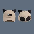 Dettaglio cappello baseball beige con orecchie di gatto e occhiali da aviatore sul retro - Taglia Adulto (56-60cm) / Bianco Sporco