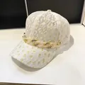 Berretto da baseball leopardato in pizzo da donna con catena in resina e strass brillanti - Taglia Adulto (Regolabile) / Bianco Sporco