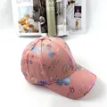 Dettaglio del cappellino rosa con stampa a farfalla olografica e scritta Girl - Taglia Adulto (Regolabile) / Rosa
