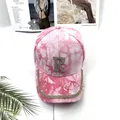 Dettaglio del cappello tie-dye rosa con logo R in strass e tesa decorata scintillante - Adulto, Regolabile / Rosa