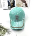 Dettaglio del logo R di strass sulla superficie della base del berretto tie-dye menta - Adulto, Regolabile / Ciano