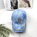 Vue détaillée de la casquette tie-dye avec logo R en strass et bordure cristalline - Adulte, Réglable / Rose bonbon