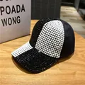 Detailaufnahme von funkelnden schwarz-weißen Strasssteinen auf einer modischen Kappe - Erwachsenengröße (Verstellbar) / Schwarz (Schwarz-weiße Strasssteine)