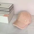 Détail de la texture moumoute rose et du logo M métallique sur la casquette d'hiver - 58cm (Ajustable) / Rose