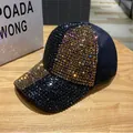 Dettaglio di strass neri e dorati scintillanti su un berretto da baseball trendy - Taglia Adulto (Regolabile) / Nero (Strass Neri e Gialli)