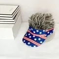 Dettaglio del cappello con visiera parrucca grigia e motivo bandiera americana - Modello 1 - Parrucca Grigia