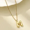 Polierte 18K vergoldete Halskette mit einem bauschigen Buchstaben M Anhänger an feiner Kette - Buchstabe M / Gold