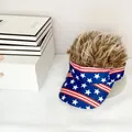 Dettaglio della visiera con bandiera americana e capelli sintetici castano chiaro soffici - Modello 1 - Parrucca Marrone