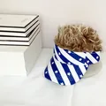 Dettaglio cappellino bandiera USA con parrucca bionda corta su una superficie bianca - Modello 2 - Parrucca Marrone