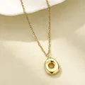 Poliertes klobiges 18K vergoldetes Anhänger-Halsband in Kieselform auf einer feinen Kette - Buchstabe O / Gold