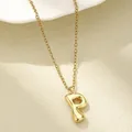 Pummeliger 18K vergoldeter Bubble-Buchstabe P Anhänger an einer feinen Gliederkette - Buchstabe P / Gold