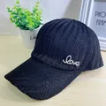 Dettaglio ravvicinato del berretto in maglia nera con scritta LOVE in strass lucidi - Taglia Adulto (Regolabile) / Nero