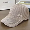 Détail de la texture tricotée et des lettres LOVE en strass sur la casquette beige - Taille Adulte (Réglable) / Kaki