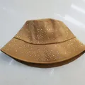 Gros plan d'un bob en coton kaki orné de strass irisés sur une surface en pierre - M (56-58cm) / Marron