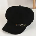 Klassieke zwarte baret pet voor dames met lederen band en gouden gesp detail - M (56-58cm) / Zwart