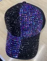 Funkelnde Strass-Baseballkappe mit schwarzen und schillernden lila Kristallen auf Holzhintergrund - Erwachsenengröße (Verstellbar) / Schwarz (Blau-violett-schwarze Strasssteine)