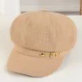 Beige newsboy pet met textuurstof en leren riempje met goudkleurige metalen gespen - M (56-58cm) / Khaki