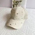 Detailansicht der beige Mesh-Basecap mit silbernen Strasssteinen und Sternanhängern - Erwachsenengröße (Verstellbar) / Beige