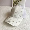 Detailansicht der Strass-Glücksklee-Nieten auf der weißen Mesh-Baseballkappe für Damen - Erwachsenengröße (Verstellbar) / Weiß