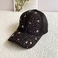 Detail der schwarzen atmungsaktiven Mesh-Cap mit silbernen Strasssteinen und Metallsternen - Erwachsenengröße (Verstellbar) / Schwarz