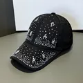Dettaglio cappellino nero in mesh con strass argentati e decorazioni con lettere BAH - Taglia Adulto (Regolabile) / Nero